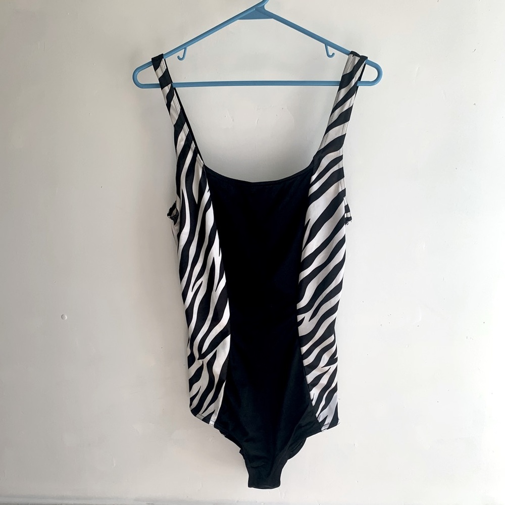 Zebra print one-piece swimwear 🦓